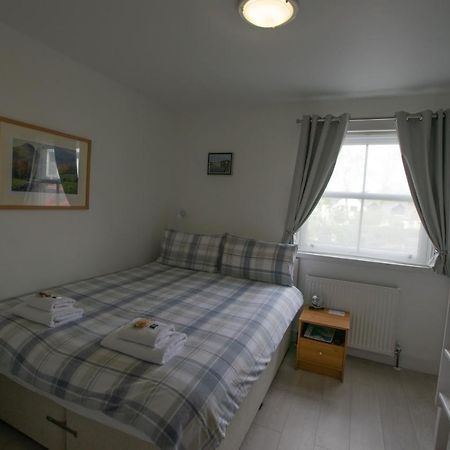 Отель Corran Bunkhouse Экстерьер фото A bedroom in a bed and breakfast in Wales
