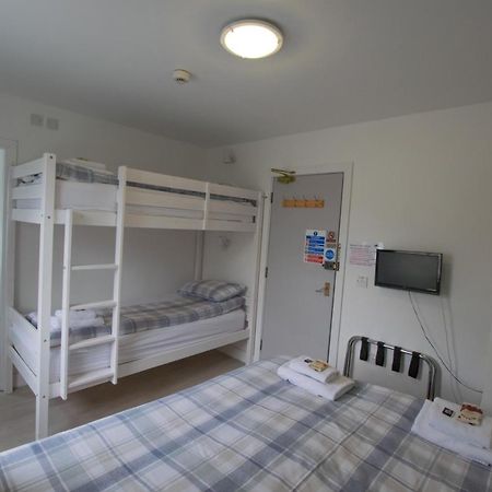 Отель Corran Bunkhouse Экстерьер фото A room at a capsule hotel in Tokyo