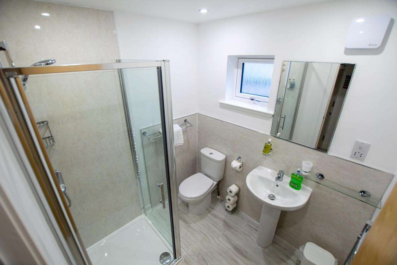 Отель Corran Bunkhouse Экстерьер фото A shower room