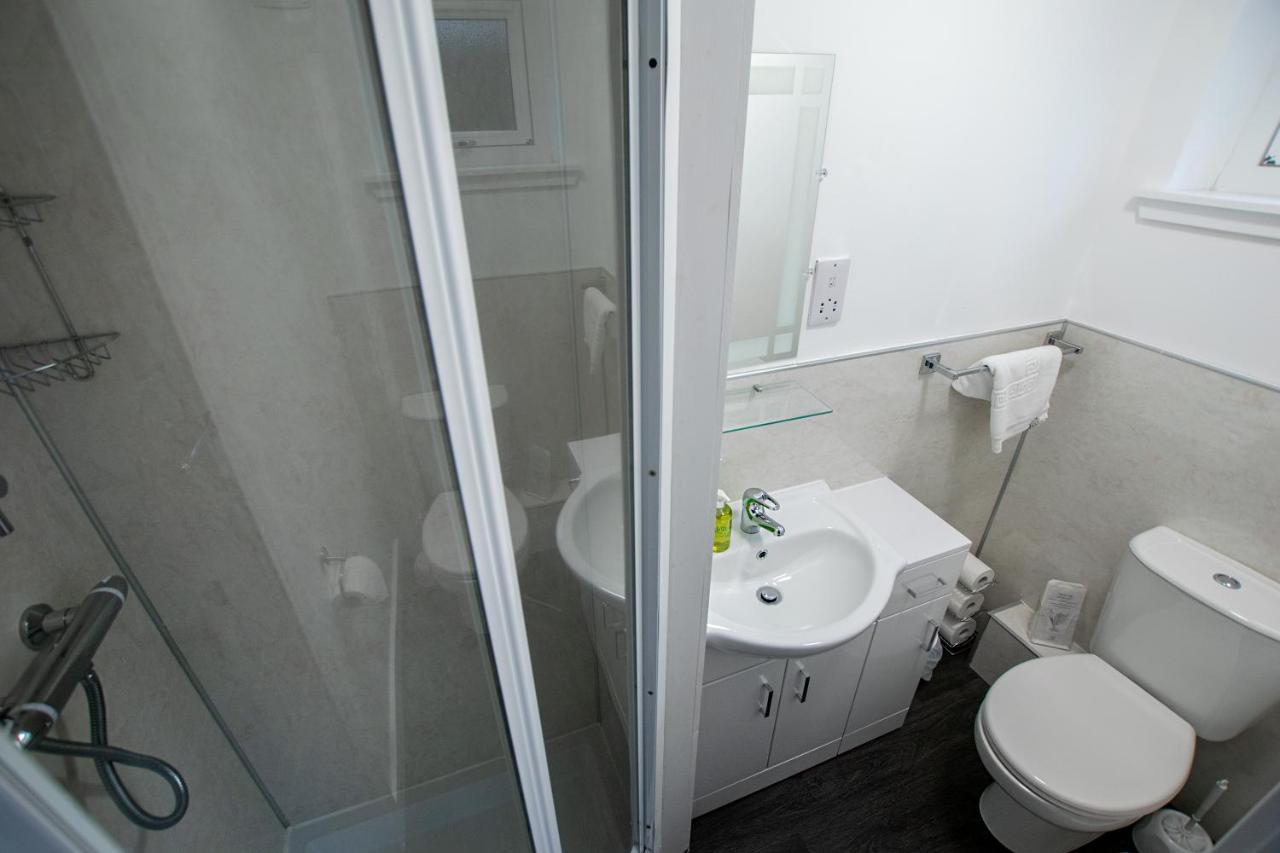 Отель Corran Bunkhouse Экстерьер фото A shower cubicle