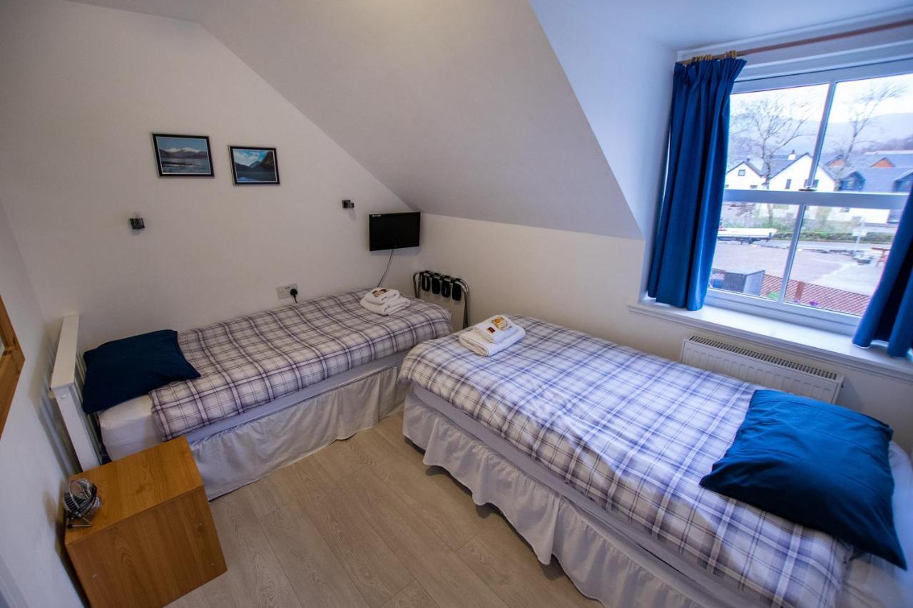 Отель Corran Bunkhouse Экстерьер фото A typical bedroom at the hostel