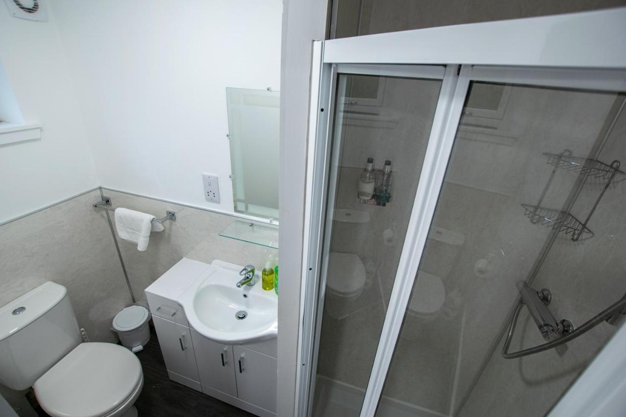 Отель Corran Bunkhouse Экстерьер фото A shower cubicle