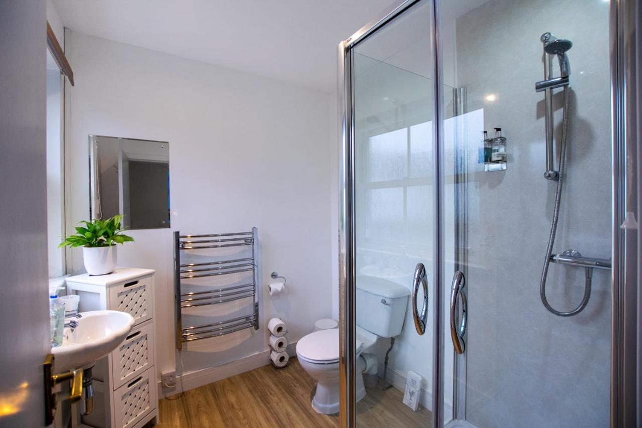 Отель Corran Bunkhouse Экстерьер фото A shower room