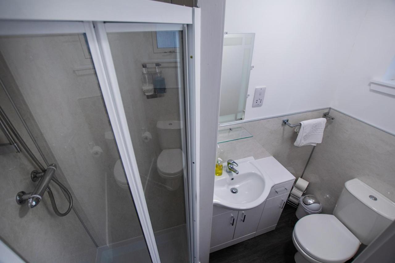 Отель Corran Bunkhouse Экстерьер фото A shower cubicle