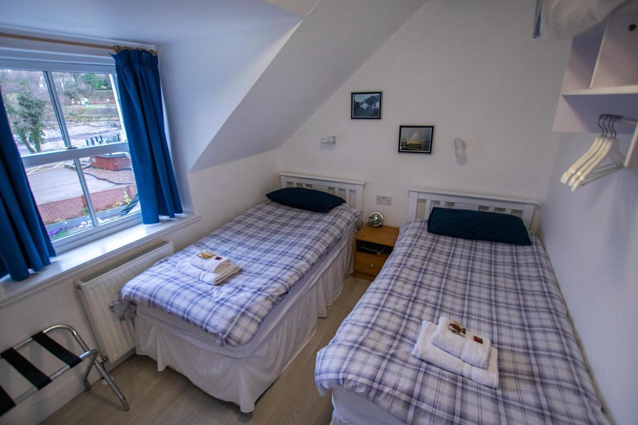 Отель Corran Bunkhouse Экстерьер фото A typical bedroom at the hostel