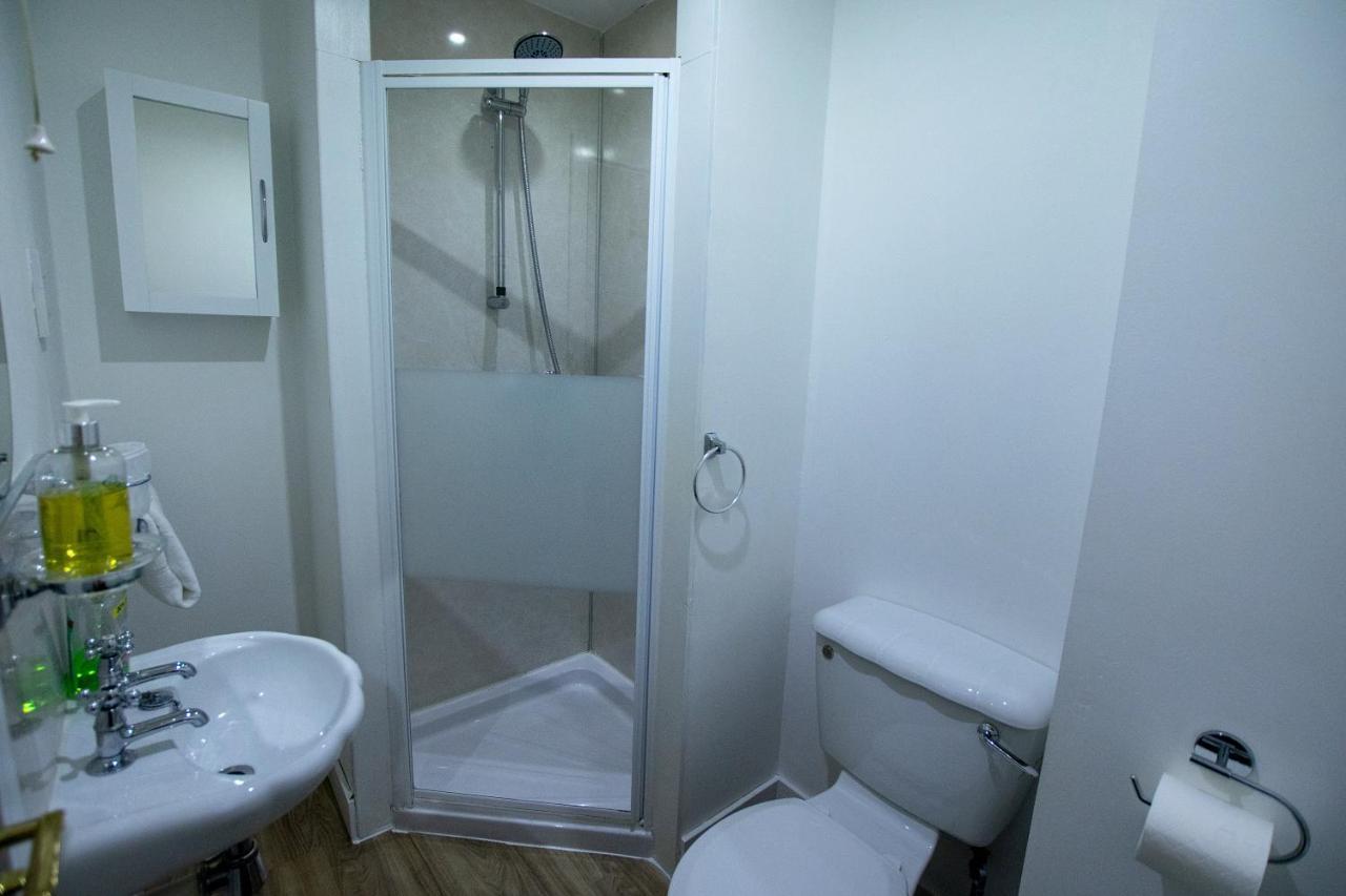 Отель Corran Bunkhouse Экстерьер фото A shower cubicle