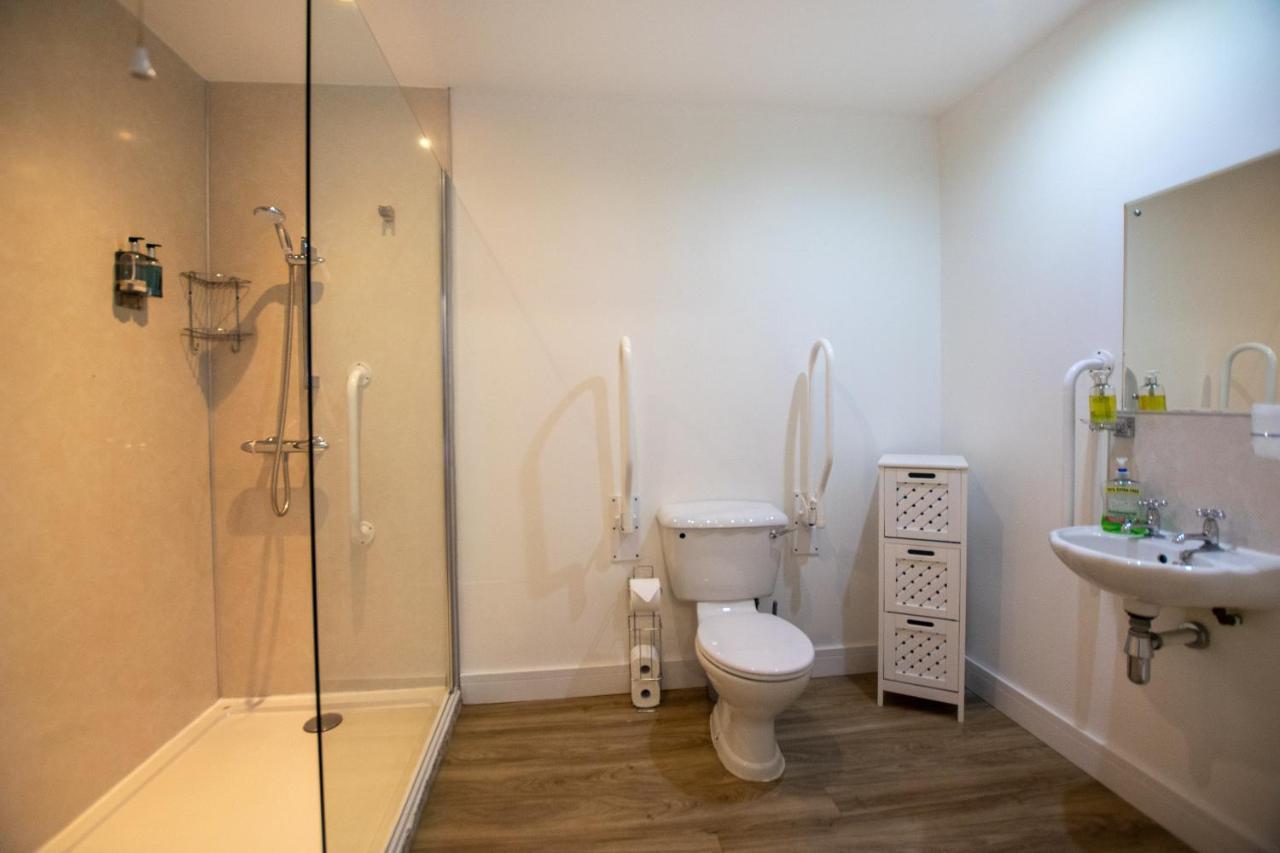 Отель Corran Bunkhouse Экстерьер фото A wet room