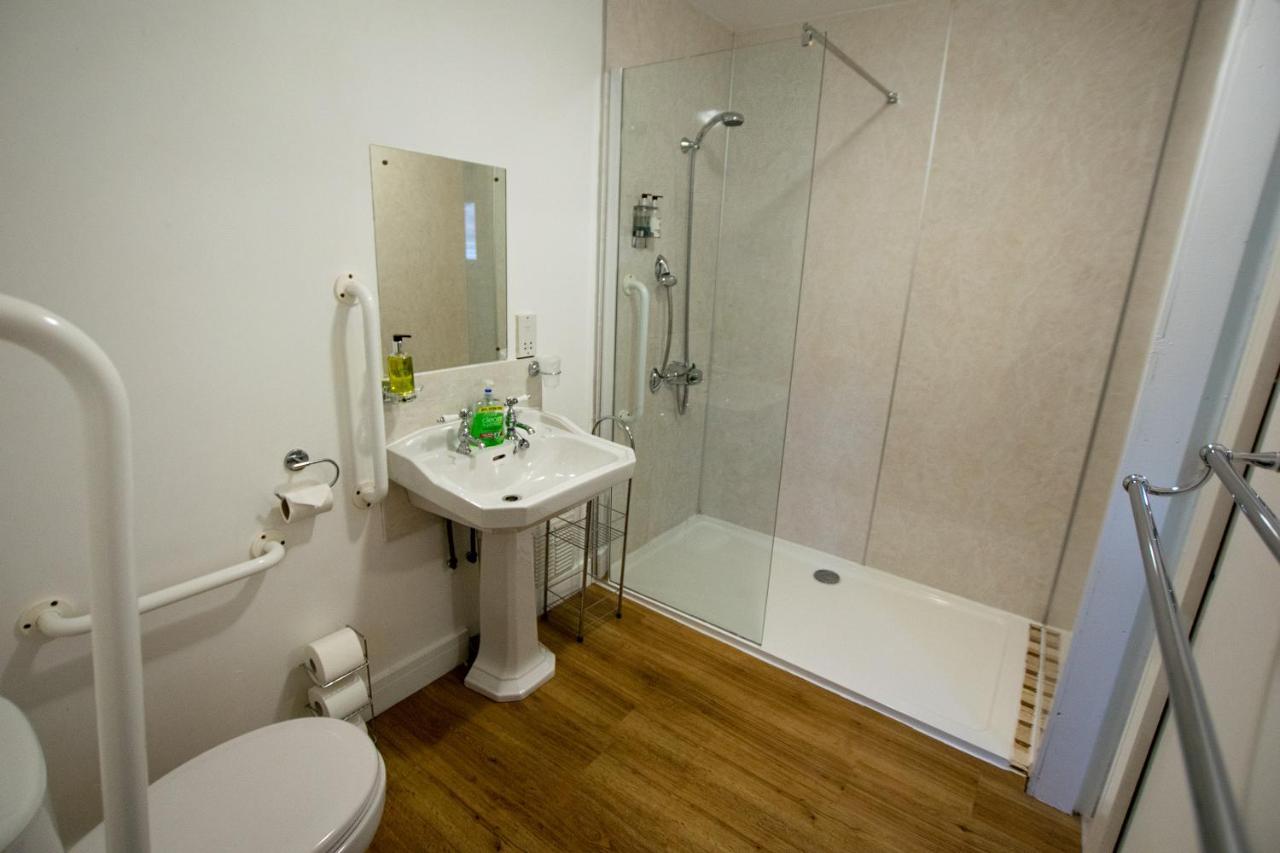 Отель Corran Bunkhouse Экстерьер фото A typical bathroom in a student flat