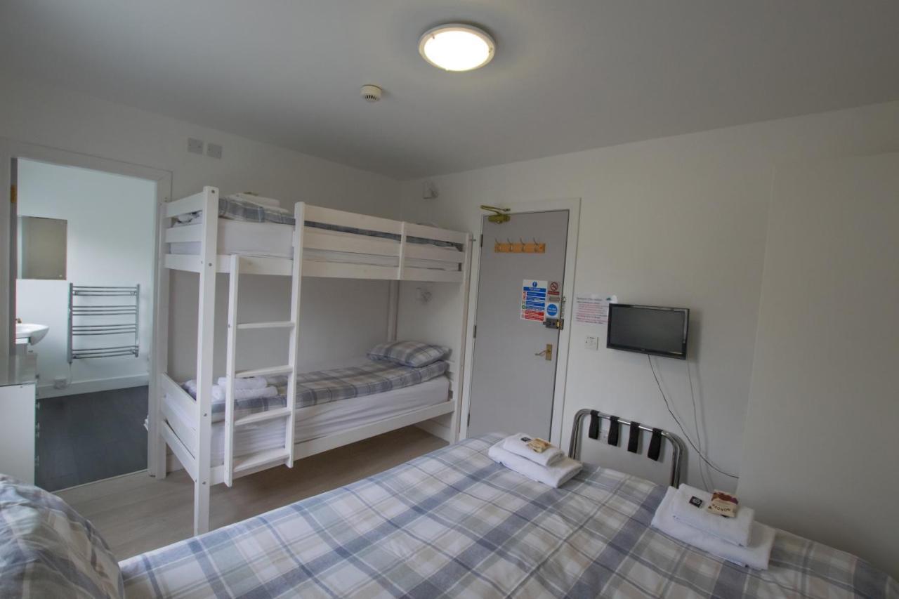 Отель Corran Bunkhouse Экстерьер фото A room at a capsule hotel in Tokyo