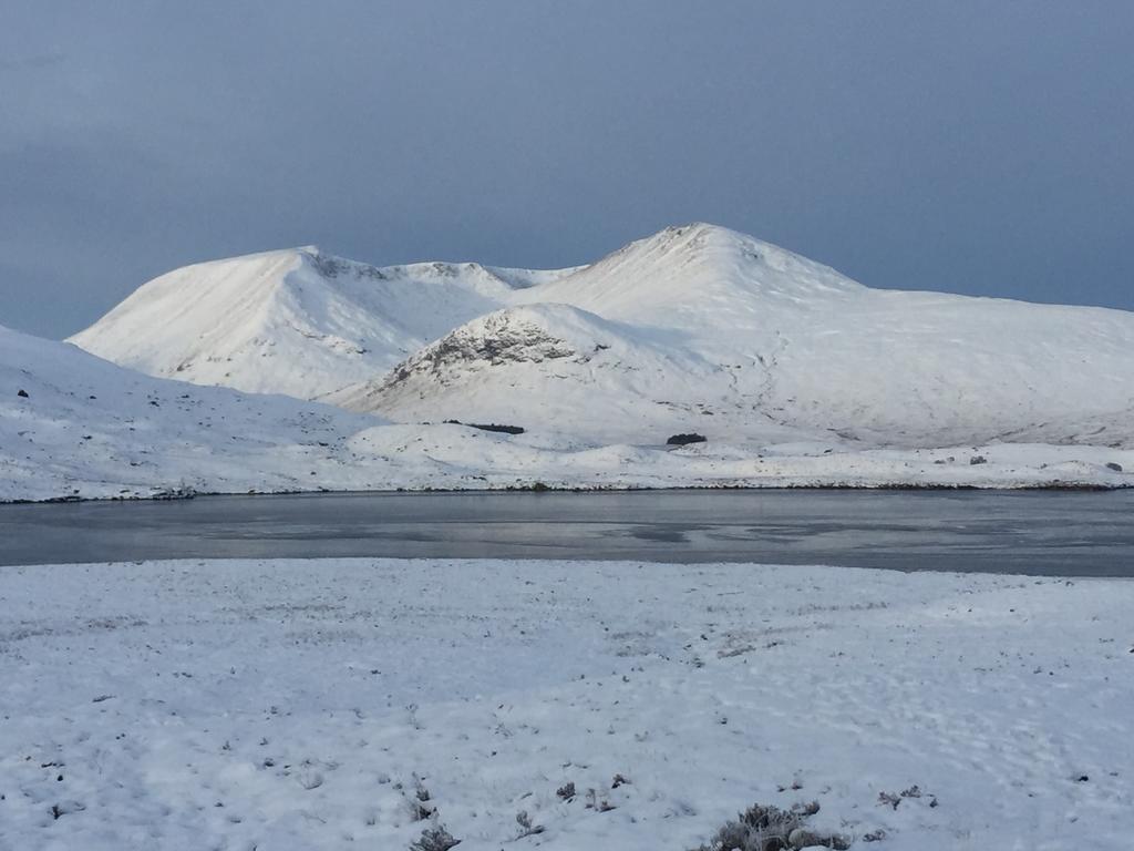 Отель Corran Bunkhouse Экстерьер фото The Black Mountain range
