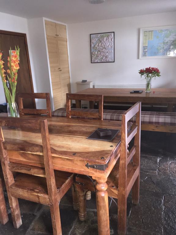 Отель Corran Bunkhouse Экстерьер фото A kitchen table made from sheesham wood