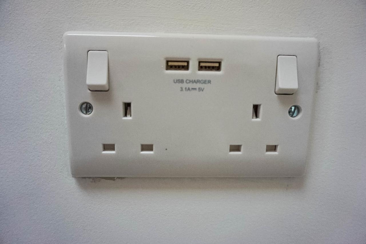 Отель Corran Bunkhouse Экстерьер фото A USB charger
