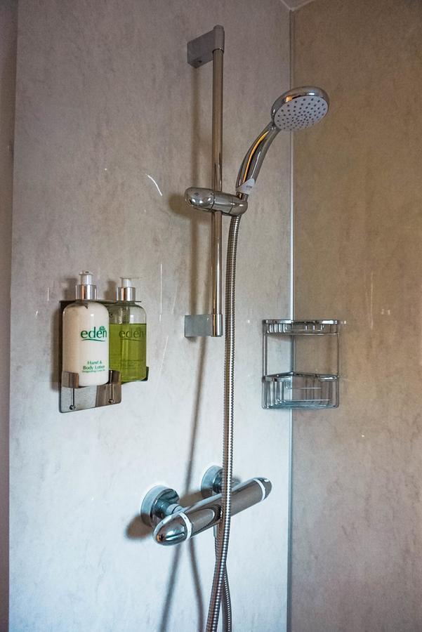 Отель Corran Bunkhouse Экстерьер фото Shower gel and shampoo