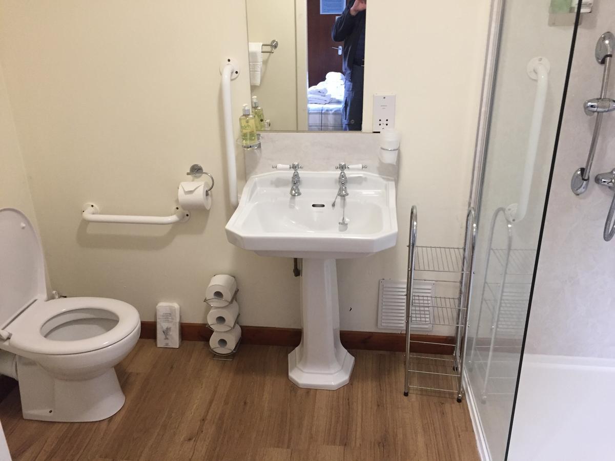 Отель Corran Bunkhouse Экстерьер фото A typical bathroom in a UK hotel