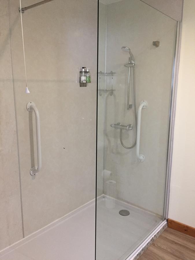 Отель Corran Bunkhouse Экстерьер фото A shower enclosure