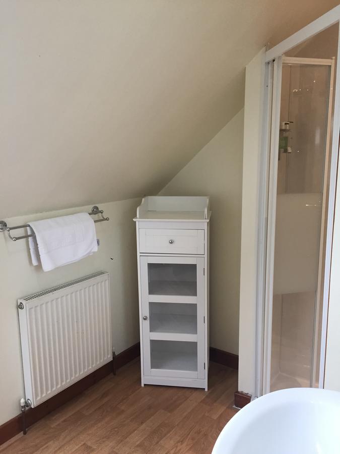 Отель Corran Bunkhouse Экстерьер фото A shower cubicle