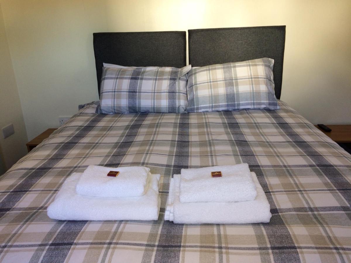 Отель Corran Bunkhouse Экстерьер фото A bed with towels
