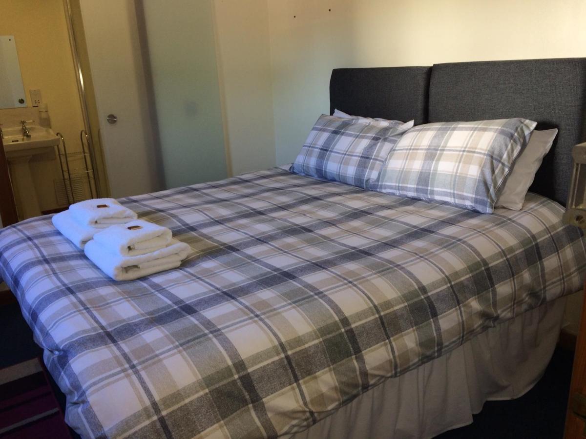 Отель Corran Bunkhouse Экстерьер фото A bed with a duvet