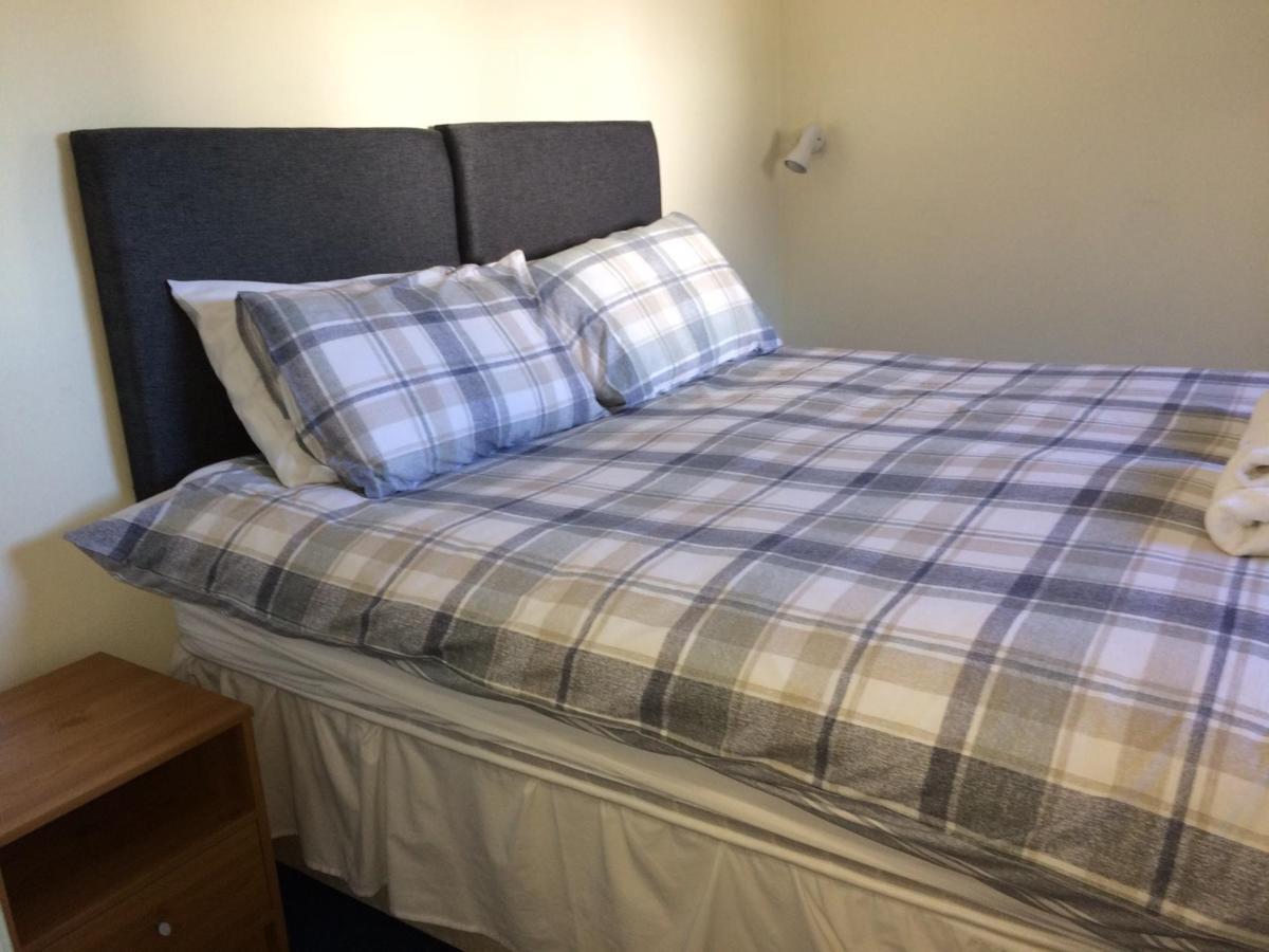 Отель Corran Bunkhouse Экстерьер фото A bed with a mattress